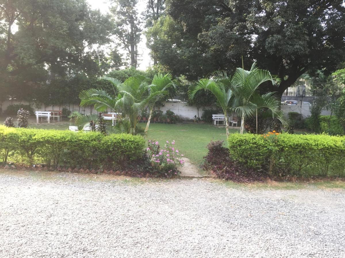 Hotel White House Dehradun Zewnętrze zdjęcie