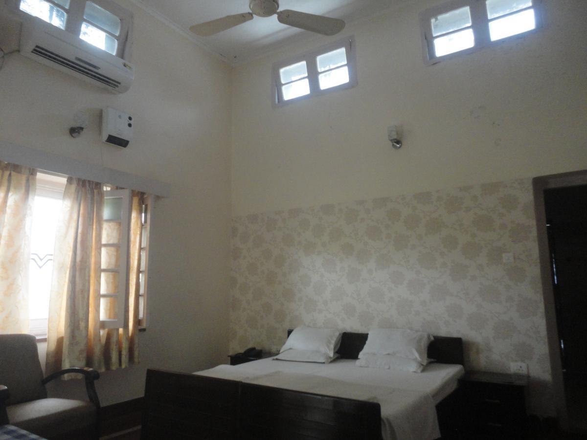 Hotel White House Dehradun Zewnętrze zdjęcie