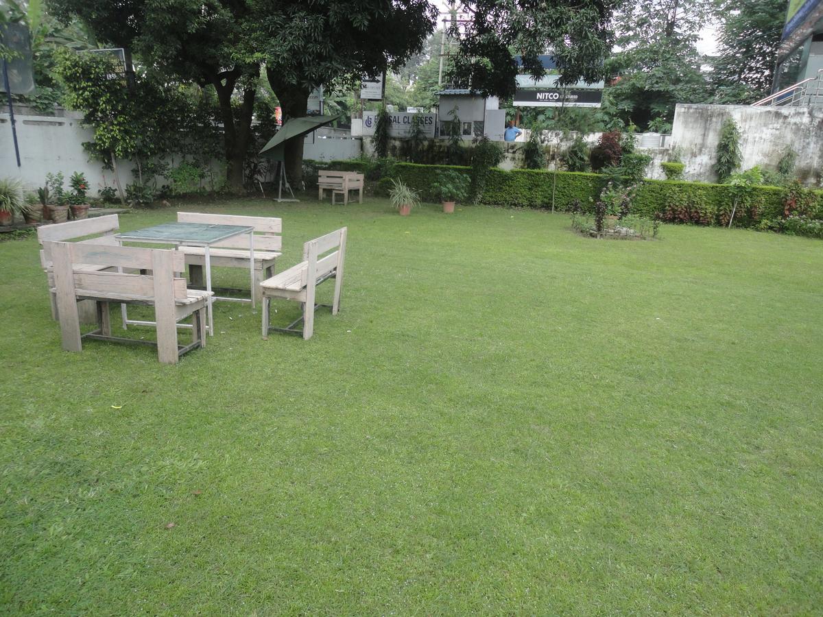 Hotel White House Dehradun Zewnętrze zdjęcie